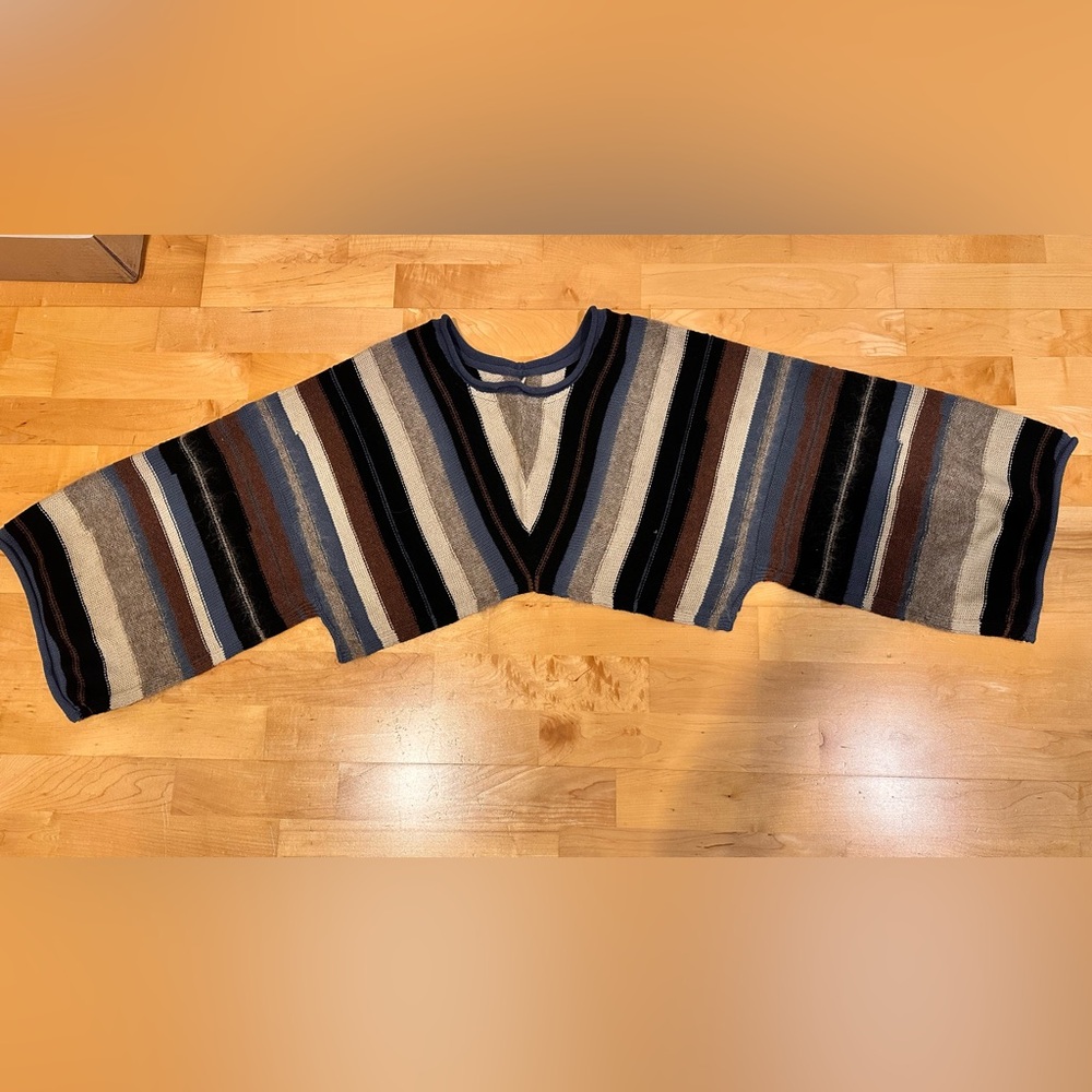 Gurdun Sjoden convertable tunic/shrug sweater. Natural fiber.